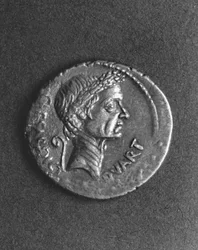 Mynt med et portrett av Julius Caesar (101-44 f.Kr.) (metall)